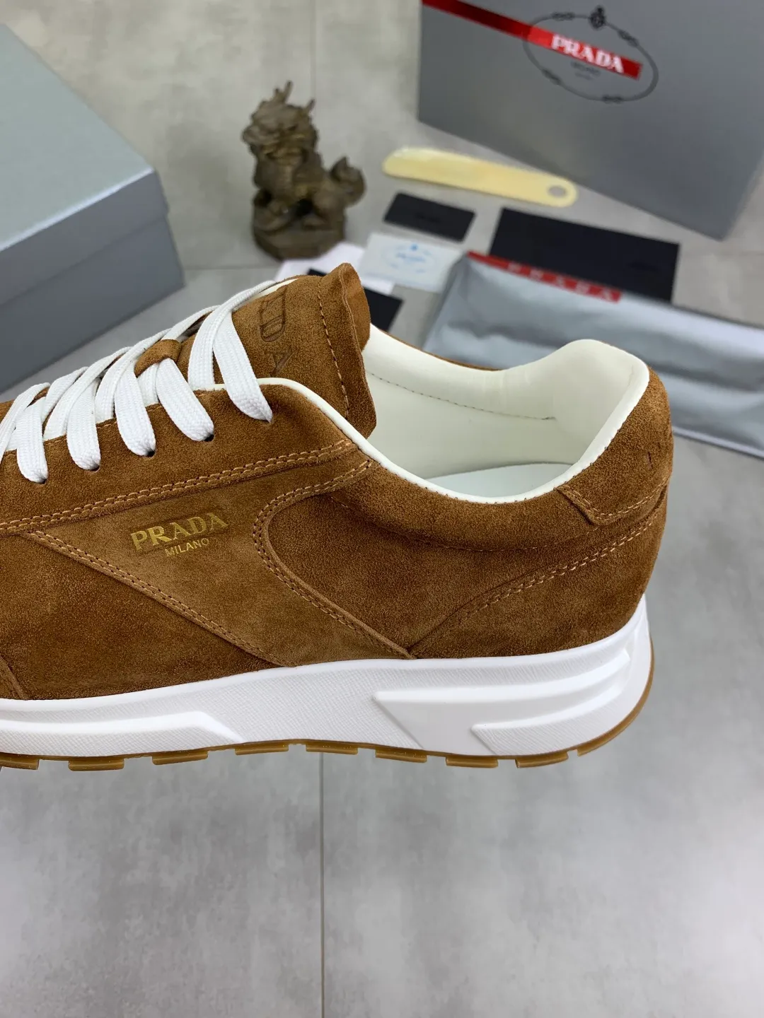 Men's Men's Shoes 💰P560 💰【New Style】 The latest model of high-quality PRADA classic men's shoes has been launched on the official website at a 1:1 replica, synchronized in Hong Kong and on the same catwalk; all made of calfskin➕imported cowhide lining, 🍡🍡original rubber outsole, non-slip and wear-resistant; comfortable on the feet, attractive style, fine workmanship, and simple and neat shoe lasts, highlighting a man's courage and toughness, 👍size 38 to 44 (45 can be customized) black White color🉑️choose